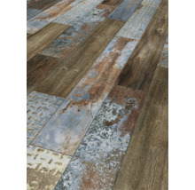 Verlegtes Designvinyl mit Holz- und Metalleffekt