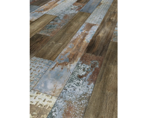 Verlegtes Designvinyl mit Holz- und Metalleffekt