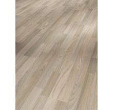 Heller Laminatboden in Holzoptik für den Innenbereich.