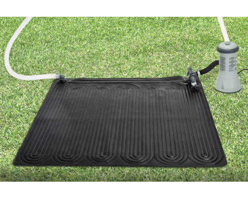 Solarheizmatte für Pools auf einer Rasenfläche, verbunden mit einer Filterpumpe.