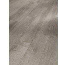 Heller Laminatboden mit Holzoptik.