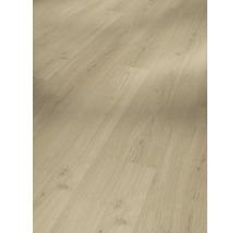 Verlegung von hellem Laminatboden im Holzdesign