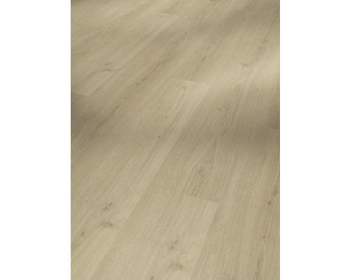 Verlegung von hellem Laminatboden im Holzdesign