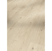 Nahaufnahme von hellem Laminatboden mit Holzstruktur.