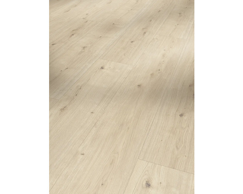 Nahaufnahme von hellem Laminatboden mit Holzstruktur.