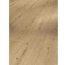 Heller Laminatboden mit Holzstruktur