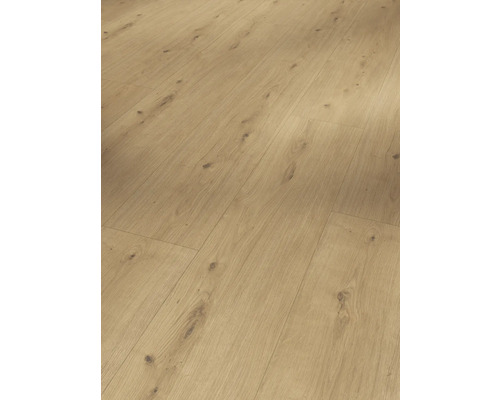 Heller Laminatboden mit Holzstruktur