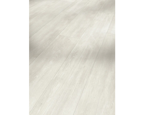 Heller Laminatboden mit Holzstruktur