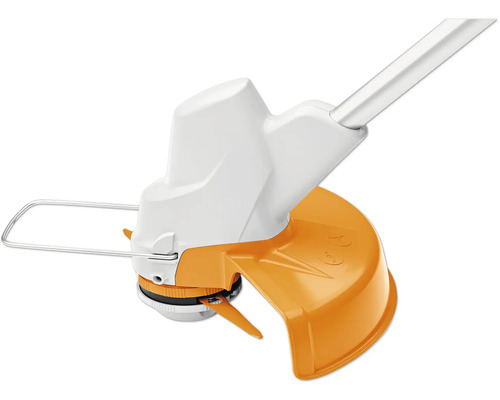 Detailaufnahme eines Rasentrimmers mit Schutzvorrichtung.