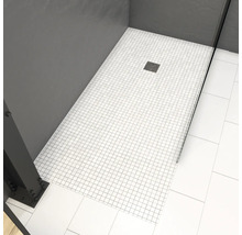 Ebenerdige Dusche mit Mosaikfliesen und Abflussrinne