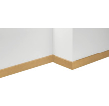 Ecke eines Raumes mit Sockelleisten aus Holz