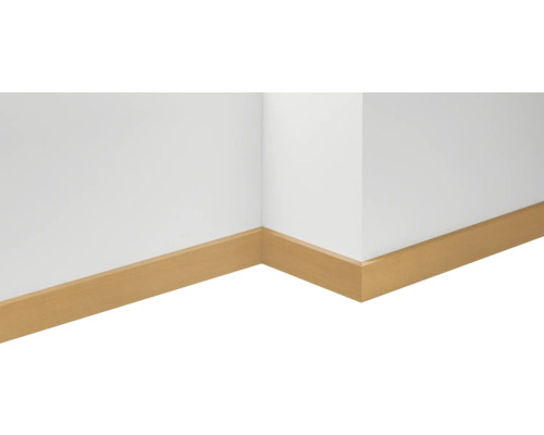 Ecke eines Raumes mit Sockelleisten aus Holz