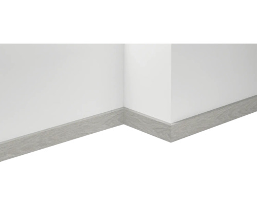 Raumecke mit montierter Fußleiste