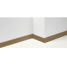 Sockelleisten aus Holz in einem Raum mit weißen Wänden und Fußboden