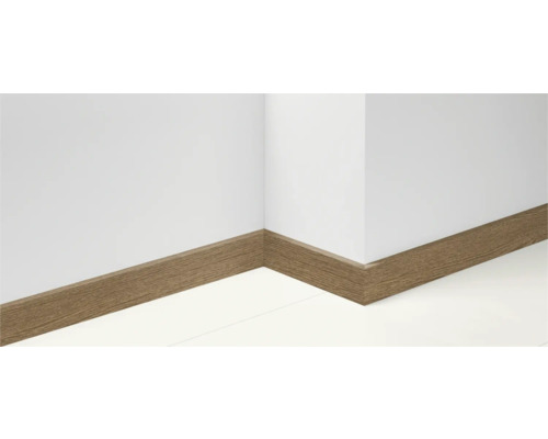 Sockelleisten aus Holz in einem Raum mit weißen Wänden und Fußboden