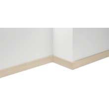 Ecke mit angebrachten Holzfußleisten