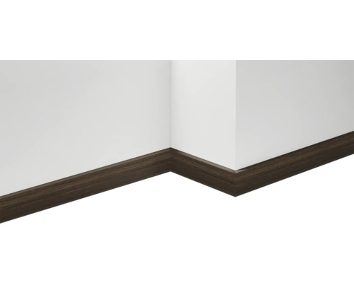 Sockelleiste aus Holz in einer Hausecke