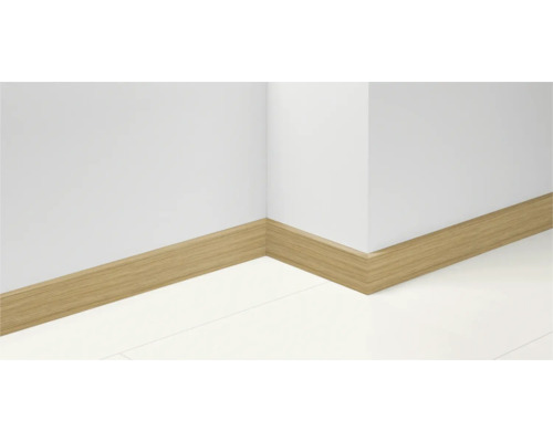 Raumecke mit montierten Holzfußleisten