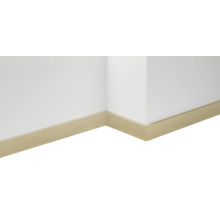 Sockelleiste aus Holz an einer weißen Wand