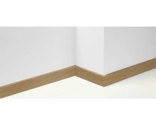 Sockelleiste aus Holz im Innenraum