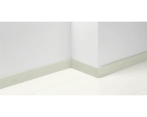 Sockelleisten aus Holz im hellen Raum