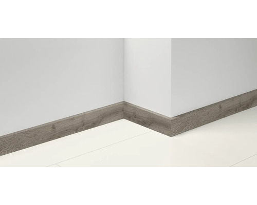 Sockelleiste mit Holzstruktur an der Wand