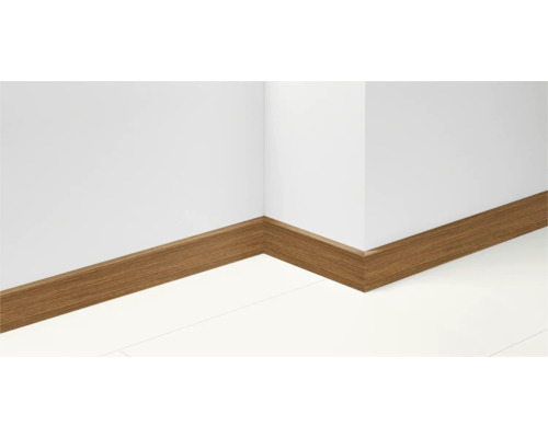 Sockelleiste aus Holz im Innenraum