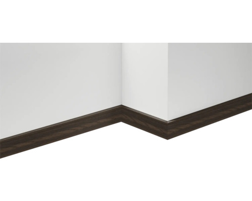 Sockelleiste aus Holz an einer Wand