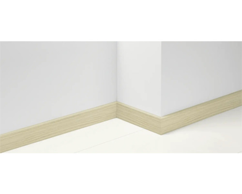 Sockelleiste aus Holz an einer weißen Wand