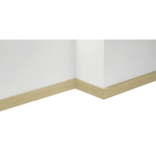 Eckansicht von Holzfußleisten an einer weißen Wand