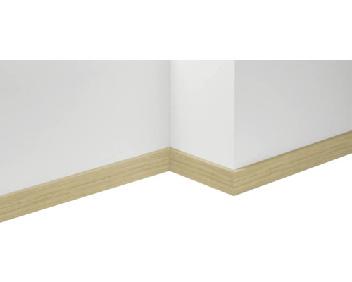 Eckansicht von Holzfußleisten an einer weißen Wand