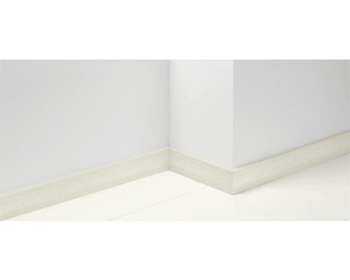 Sockelleisten in einem Raum mit weißer Wand und weißem Boden