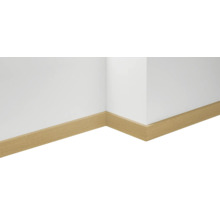 Wandecke mit angebrachter Holzfußleiste