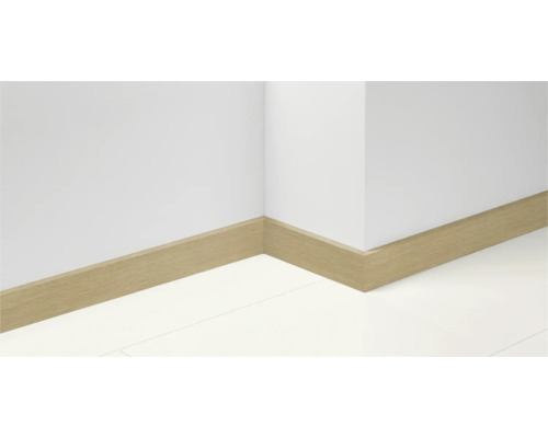 Sockelleiste aus Holz an einer Wand