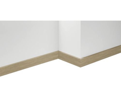 Sockelleiste aus Holz an einer Wand