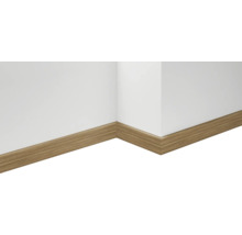 Sockelleiste aus Holz an einer weißen Wand