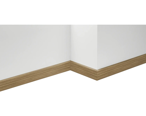 Sockelleiste aus Holz an einer weißen Wand