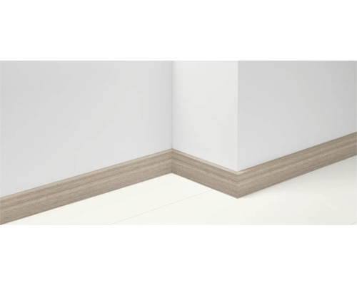 Sockelleiste aus Holz an einer Wand