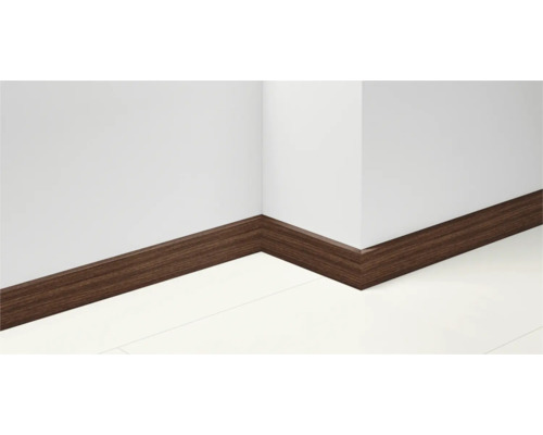 Raumecke mit montierten Fußleisten in Holzoptik