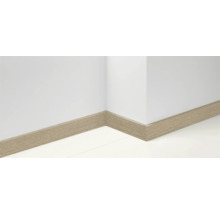 Eckansicht von Holzfußleisten an einer Wand