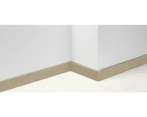 Eckansicht von Holzfußleisten an einer Wand