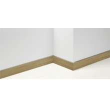 Sockelleisten aus Holz an der Wand