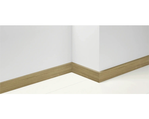 Sockelleisten aus Holz an der Wand