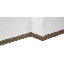 Sockelleiste aus Holz an einer weißen Wand