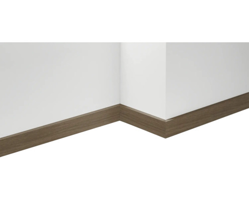 Sockelleiste aus Holz an einer weißen Wand