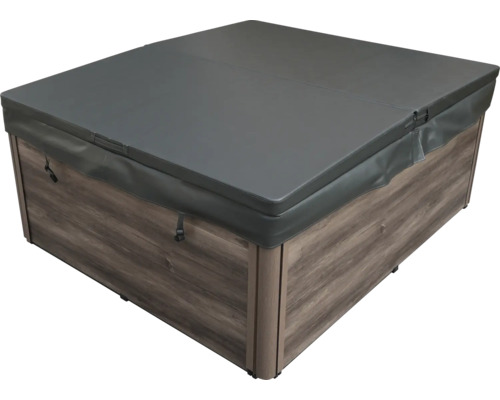 Abgedeckter Whirlpool mit Holzverkleidung