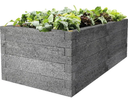 Hochbeet aus recyceltem Material mit Gemüsepflanzen
