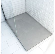 Ebenerdige Dusche mit rechteckiger Duschwanne, Duschabtrennung aus Glas und weißen Metrofliesen.