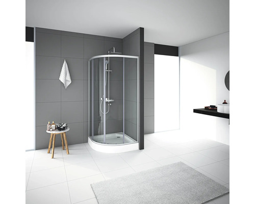 Eckdusche in einem Badezimmer mit Waschbecken und Hocker