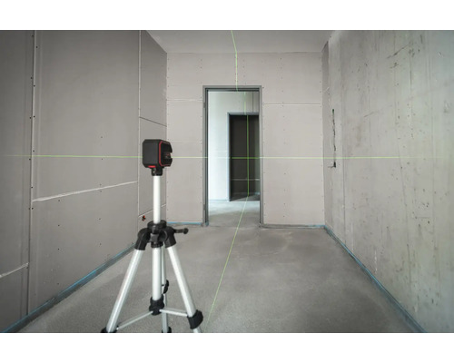 Raum mit Trockenbauwänden und einem auf einem Stativ montierten Kreuzlinienlaser